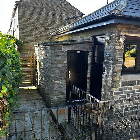 Unique Victorian Stable Conversion ฮาลิแฟกซ์ ภายนอก รูปภาพ