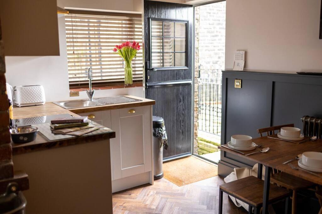 Unique Victorian Stable Conversion ฮาลิแฟกซ์ ภายนอก รูปภาพ