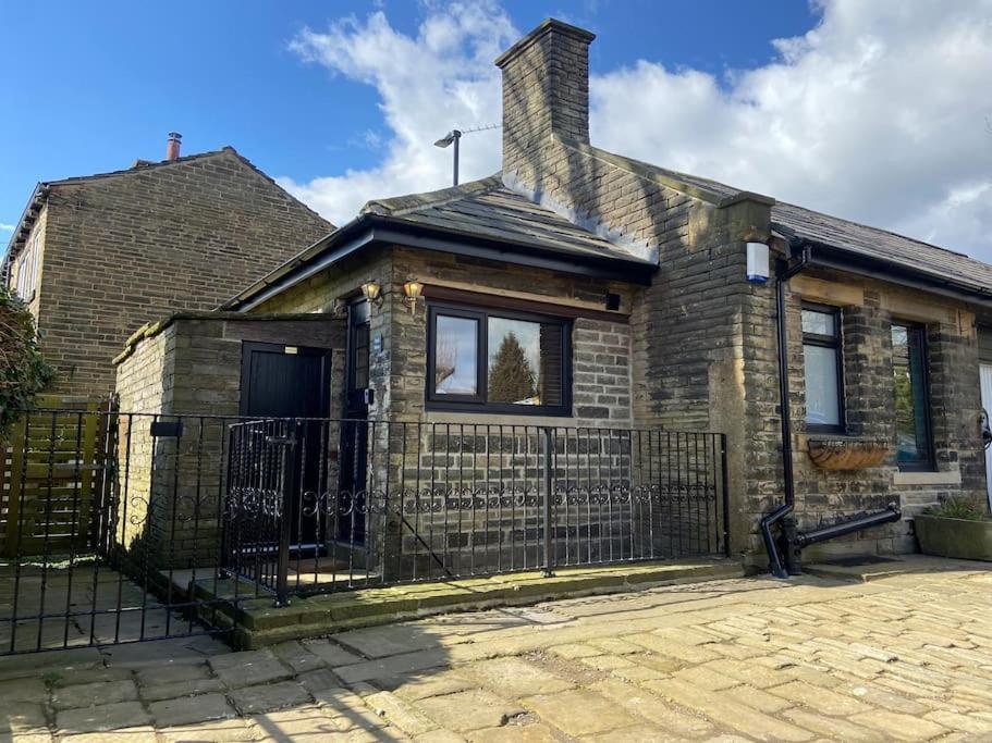 Unique Victorian Stable Conversion ฮาลิแฟกซ์ ภายนอก รูปภาพ