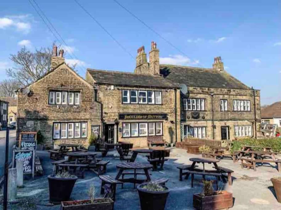 Unique Victorian Stable Conversion ฮาลิแฟกซ์ ภายนอก รูปภาพ