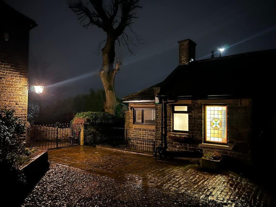 Unique Victorian Stable Conversion ฮาลิแฟกซ์ ภายนอก รูปภาพ