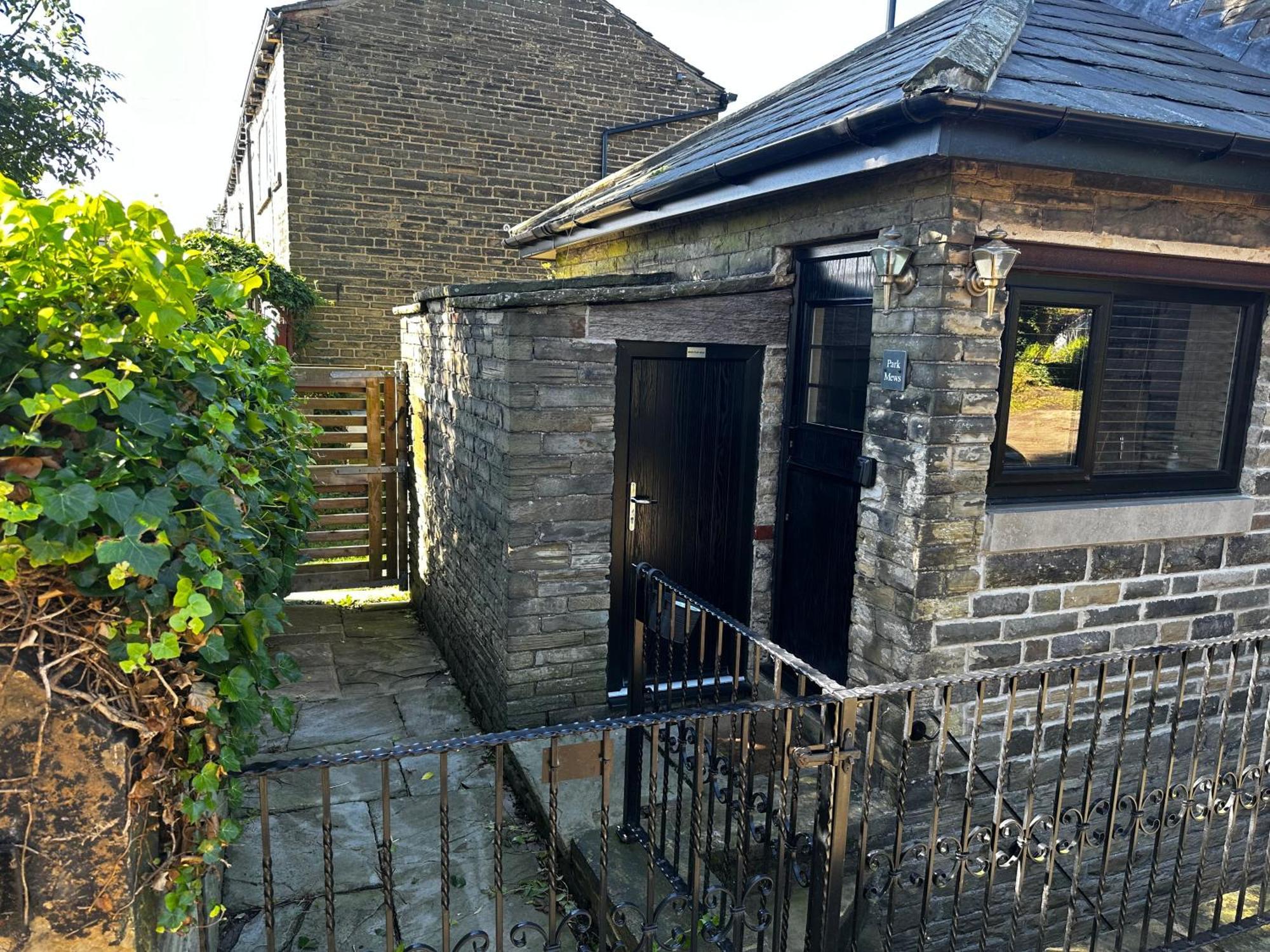 Unique Victorian Stable Conversion ฮาลิแฟกซ์ ภายนอก รูปภาพ